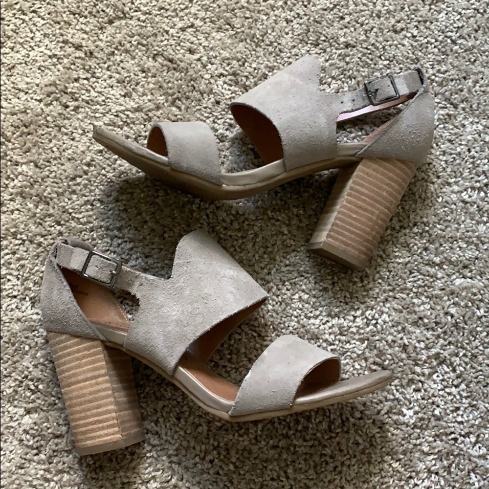 🎈 DONATED 🎈 taupe heels